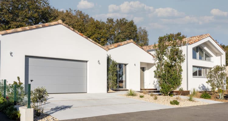 Construction de maison contemporaine de 164 m² avec garage et entrée design en Vendée, aux Sables d’Olonne